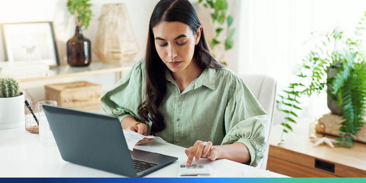 Przedsiębiorczyni korzystająca z programu księgowego online
