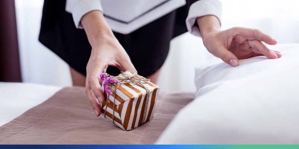 Pokojówka zostawiająca w hotelu prezent dla stałego gościa