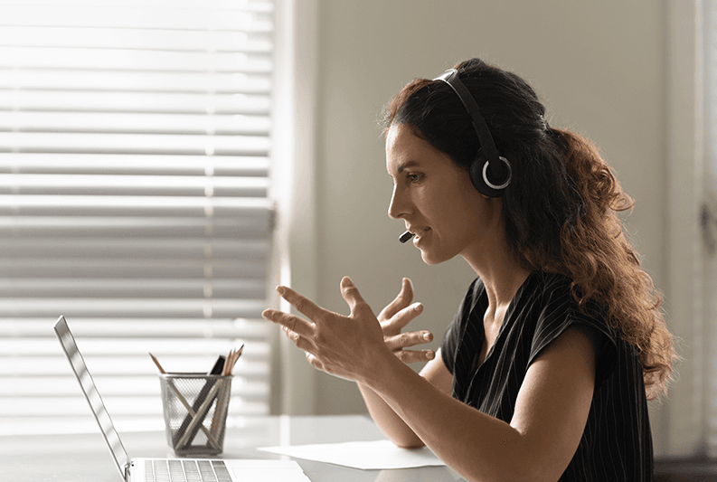 Pozyskiwanie klientów – kobieta prowadząca własną firmę podczas spotkania online