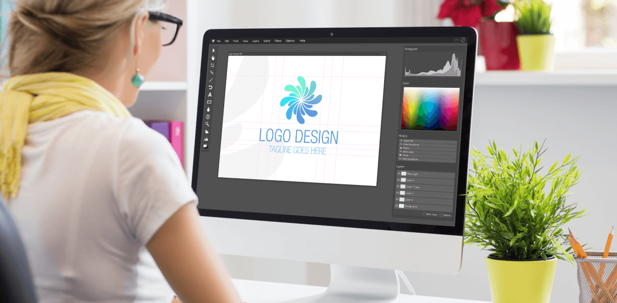 Jak zrobić logo? Aplikacja do robienia logo i kobieta projektująca je na monitorze