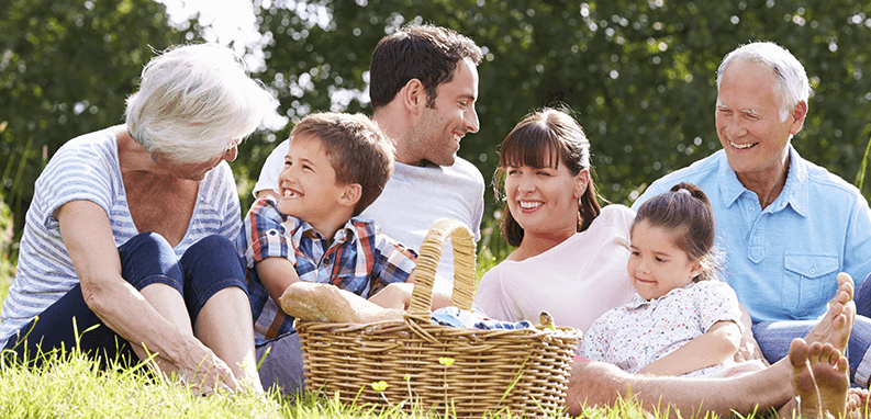 Szczęśliwa rodzina wielopokoleniowa na pikniku