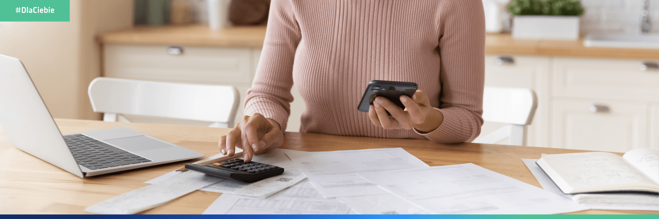 kobieta sprawdza rachunki i liczy wydatki na kalkulatorze, aby dowiedzieć się, jak oszczędzać (1).png