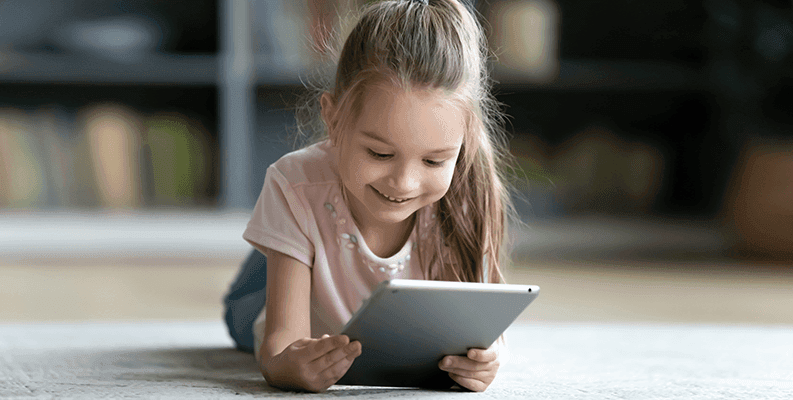 Zagrożenia związane z korzystaniem z internetu –  dziewczynka trzymająca tablet 